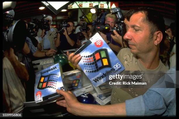 Windows 95 Developer 557 Windows 95 Photos & High Res Pictures - Getty Images