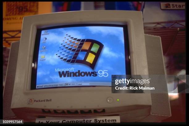 launch-of-windows-95.jpg?s=612x612&w=gi&k=20&c=Q7leqTLkpcnFe4pN0tmQ7Jc94JMgSYzA_0EfIVzQZjM=