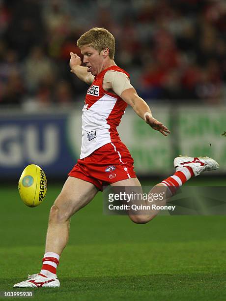Daniel Hannebery of the Swans kicks during the AFL First Semi Final match between the Western Bulldogs and the Sydney Swans at Melbourne Cricket...