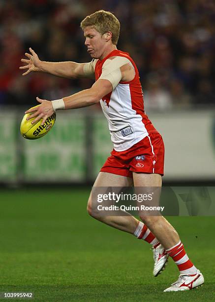 Daniel Hannebery of the Swans kicks during the AFL First Semi Final match between the Western Bulldogs and the Sydney Swans at Melbourne Cricket...