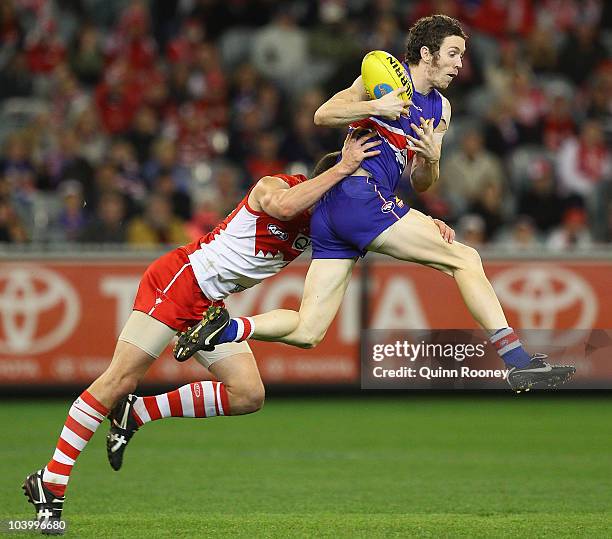 Robert Murphy of the Bulldogs marks during the AFL First Semi Final match between the Western Bulldogs and the Sydney Swans at Melbourne Cricket...