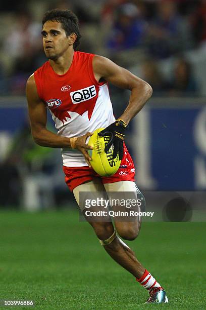 Lewis Jetta of the Swans kicks during the AFL First Semi Final match between the Western Bulldogs and the Sydney Swans at Melbourne Cricket Ground on...