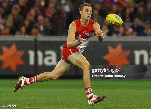 Ted Richards of the Swans handballs during the AFL First Semi Final match between the Western Bulldogs and the Sydney Swans at Melbourne Cricket...