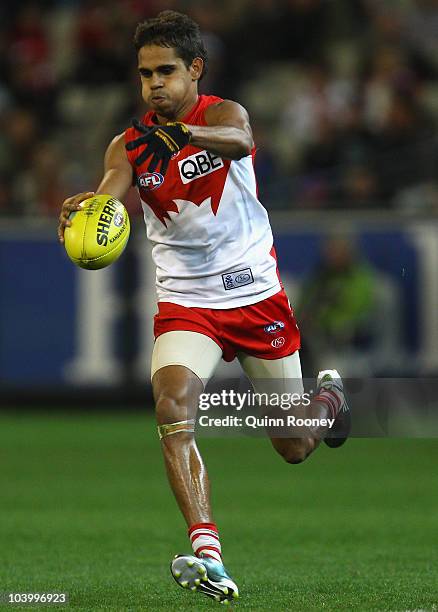 Lewis Jetta of the Swans kicks during the AFL First Semi Final match between the Western Bulldogs and the Sydney Swans at Melbourne Cricket Ground on...