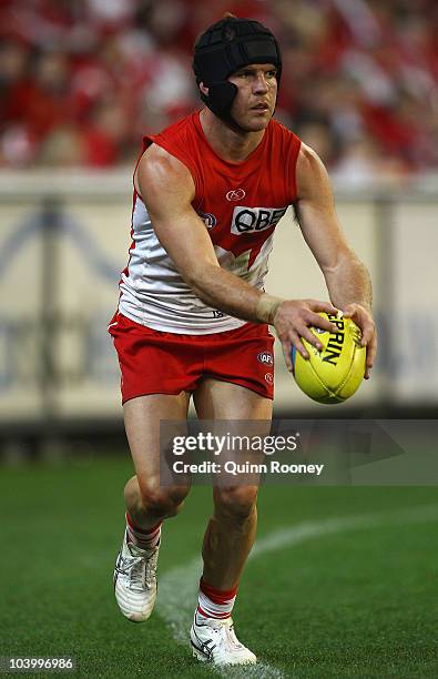 Ben McGlynn of the Swans kicks during the AFL First Semi Final match between the Western Bulldogs and the Sydney Swans at Melbourne Cricket Ground on...