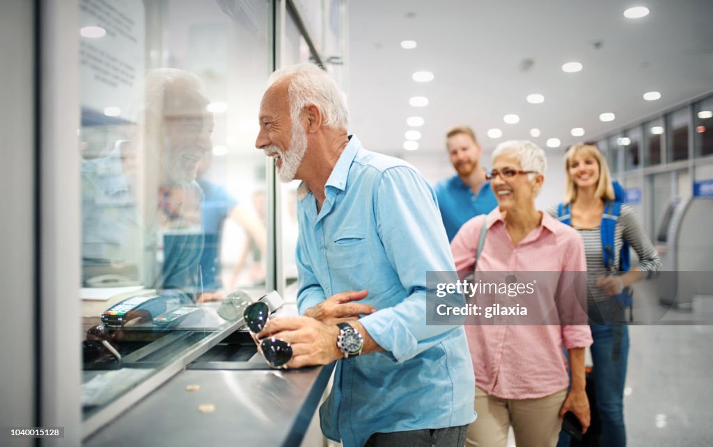 Validar los billetes en el aeropuerto.