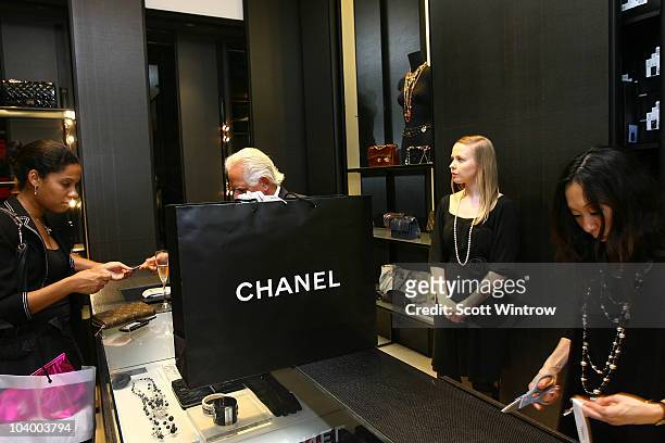 64 Chanel Madison Avenue Boutique Photos and Premium High Pictures - Getty Images