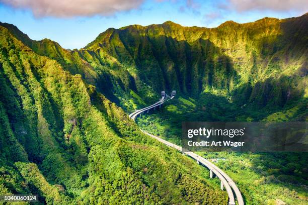 flygfoto över interstate h-3 nära honolulu - kaneohe bildbanksfoton och bilder