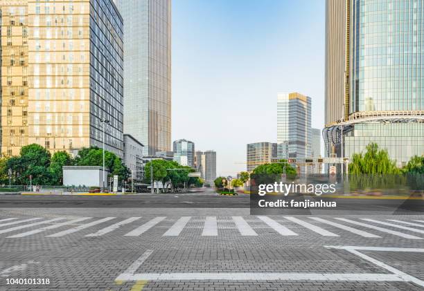 urban road with road sign - attraversamento pedonale foto e immagini stock