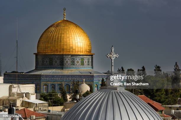 dome of the rock and achurch dome in jerusalem - cristianismo imagens e fotografias de stock
