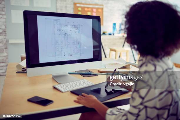 mujer de negocios en la oficina - architect fotografías e imágenes de stock