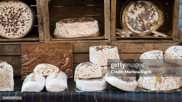 deliciosos turrones stand en mercado al aire libre tradicional francés - nougat fotografías e imágenes de stock