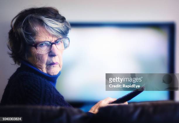 oude vrouw niet meester afstandsbediening is gefrustreerd - smart glasses stockfoto's en -beelden