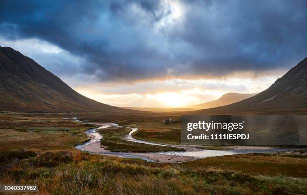 glencoe uitzicht over de vally - glencoe schotland stockfoto's en -beelden