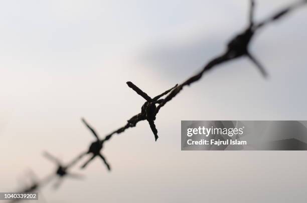 barbed wire - jakarta imagens e fotografias de stock