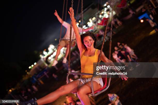 glückliches junges paar auf karussell im vergnügungspark - prater wien stock-fotos und bilder