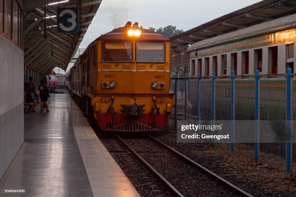 Train de nuit en arrivant à la gare de Hat Yai