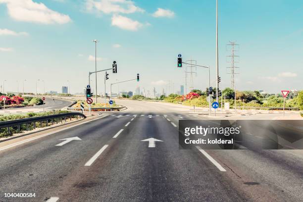 empty highway against sky - tel aviv photos et images de collection
