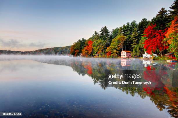 colores del otoño a lo largo de lake mattawa en la región de quabbin de massachusetts - new england usa fotografías e imágenes de stock