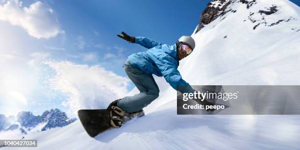 snowboarder movimiento rápido en el movimiento de cerca durante el turno - winter sport fotografías e imágenes de stock