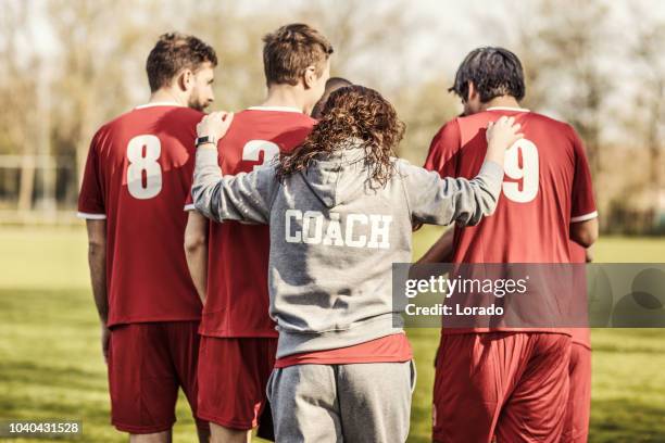 frauen-fußball-trainer - coach stock-fotos und bilder