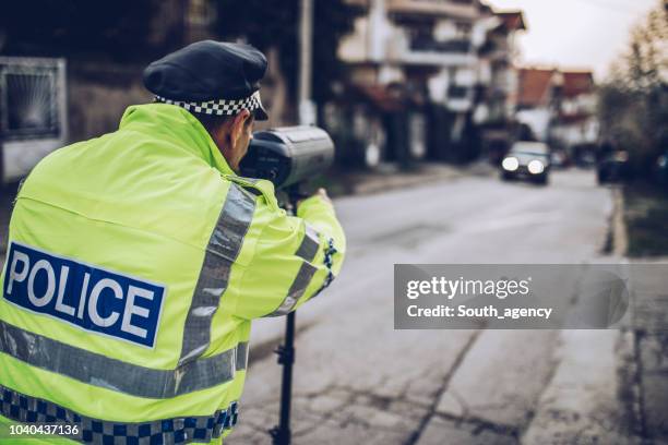 verkeerspolitie werken - lasergun stockfoto's en -beelden