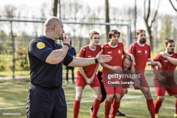 arbitre de soccer durant un match de foot - yellow card sport symbol photos et images de collection