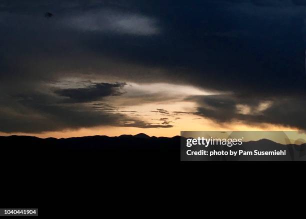 sunset over the blue ridge mountains - région des appalaches photos et images de collection