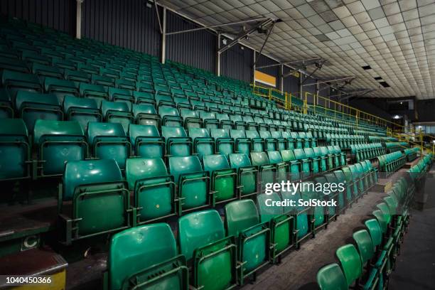 linhas vazias de assentos em uma pista de gelo - empty stadium - fotografias e filmes do acervo