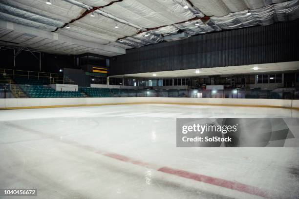 vacío pista de hielo - hockey rink fotografías e imágenes de stock