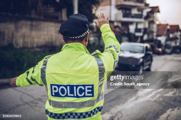 verkeerspolitie auto trekken over - verkeerspolitie stockfoto's en -beelden