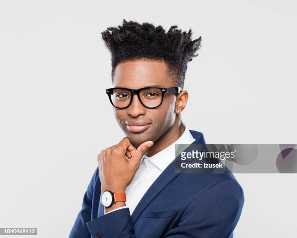 zuversichtlich afrikanische jungunternehmer - portrait of pensive young businessman wearing glasses stock-fotos und bilder
