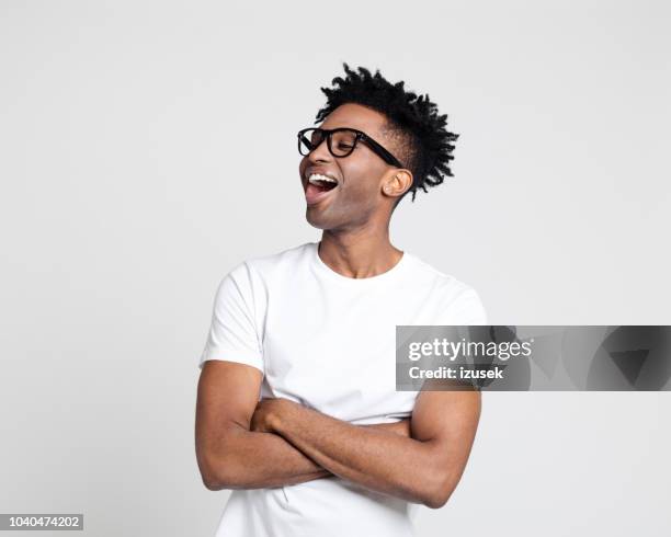 hombre riendo y mirando en el espacio de copia - black and white fotografías e imágenes de stock