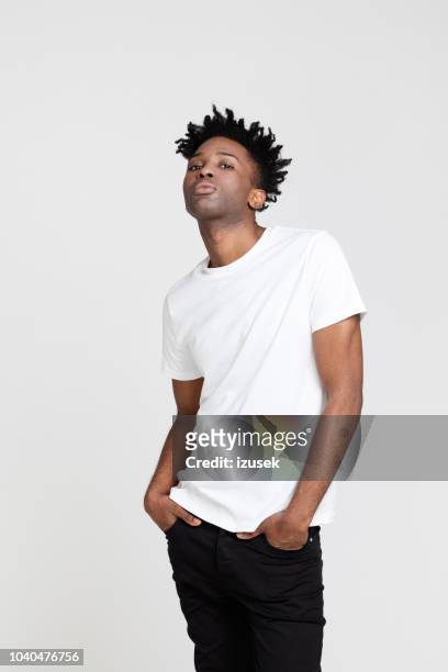 スタイリッシュなアフロ ・ アメリカ人白い背景でポーズ - model tshirt ストックフォトと画像