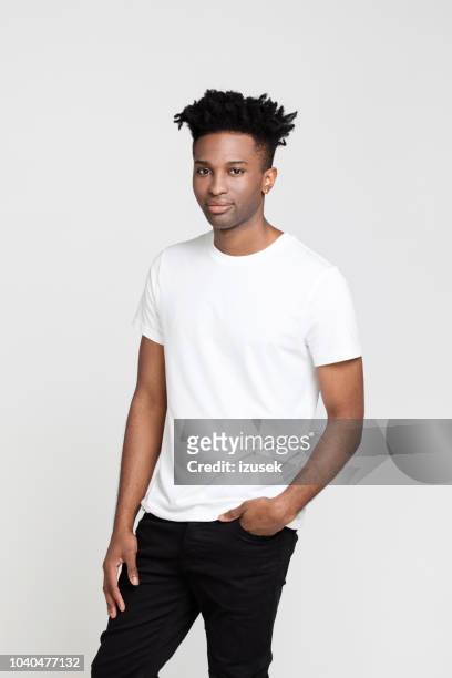 afro amerikaanse man die zich voordeed in wit t-shirt - t shirt stockfoto's en -beelden