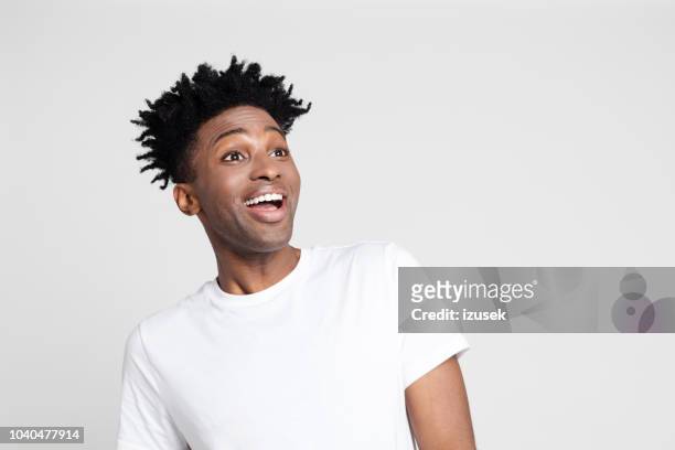 afro amerikansk man med förvånad uttryck - people reaction bildbanksfoton och bilder