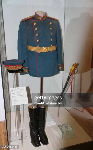 Stalins Uniformjacke, Koppel mit Schnalle, Schirmmütze, Stiefel, Säbel in der Scheide und Sporen zur Paradeuniform eines Marschalls der Sowjetunion,...