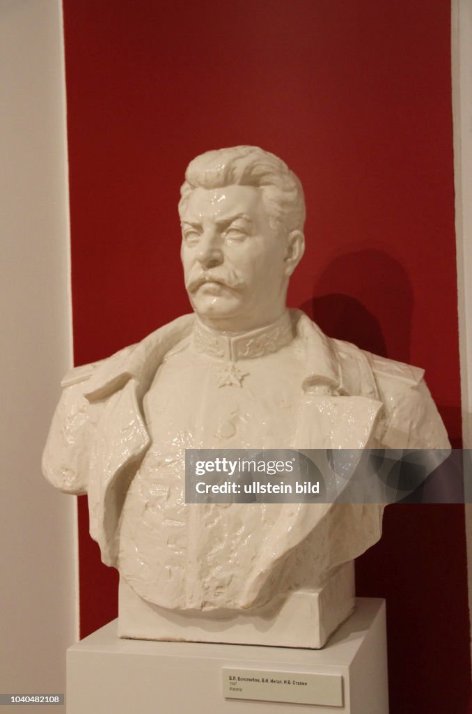 „I. W. Stalin“, Skulptur, 1947, von Weniamin Bogoljubow (1895 – 1954) und Wladimir Ingal (1901 – 1966)