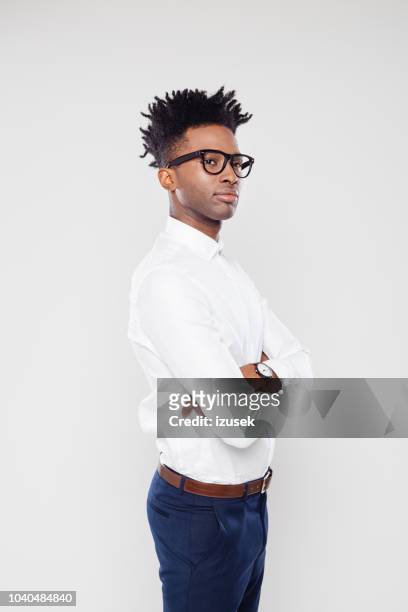 afrikanischen geschäftsmann wegschauen - portrait of pensive young businessman wearing glasses stock-fotos und bilder