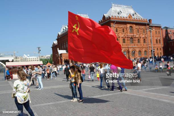 Russland, Moskau, Maneschnaja Platz, Aktivisten der Aktion „Verteidigt das Lenin-Mausoleum“ agitieren mit einer roten sowjetischen Fahne gegen die...