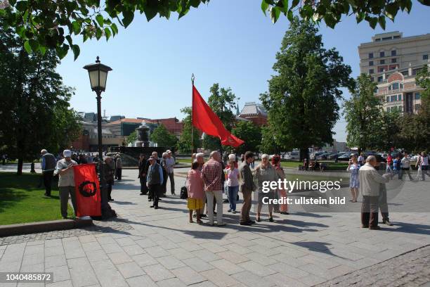 Russland, Moskau, Theaterplatz, Treffpunkt der Aktivisten der Aktion „Verteidigt das Lenin-Mausoleum“ nahe des Karl-Marx-Denkmals; mit roten Fahnen...