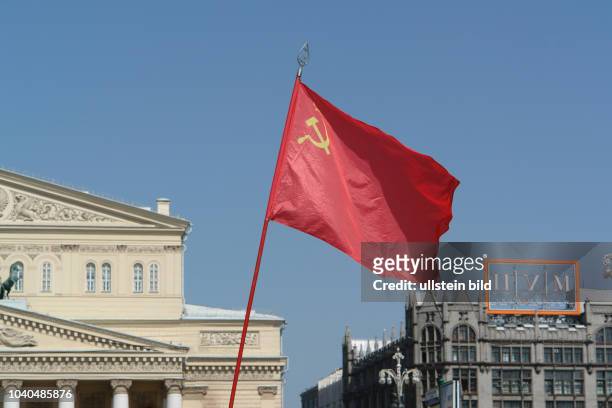 Russland, Moskau, Theaterplatz, Aktivisten der Aktion „Verteidigt das Lenin-Mausoleum“ erhoben eine rote sowjetische Fahne vor dem Bolschoi-Theater;...