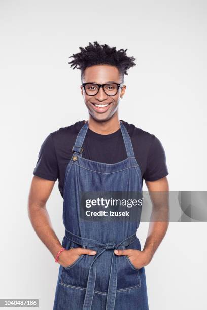 zeker jonge winkel werknemer - apron isolated stockfoto's en -beelden