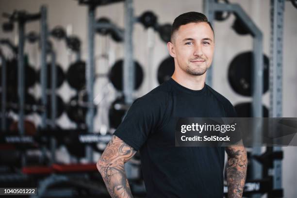 portrait of a personal trainer in the gym - treinador imagens e fotografias de stock