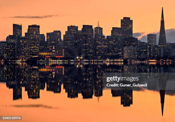 san francisco skyline ao pôr do sol - oakland california skyline - fotografias e filmes do acervo