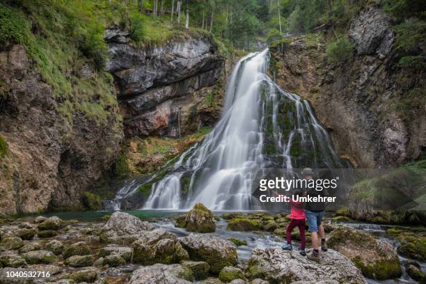 waterval in golling - salzburgerland stockfoto's en -beelden
