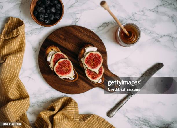 grill toast met honing, roomkaas of ricotta en verse, rijpe vijgen op snijplank. - vijg stockfoto's en -beelden