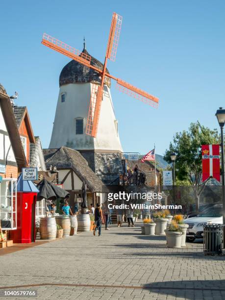o moinho de vento da solvang califórnia e cena de rua - solvang - fotografias e filmes do acervo