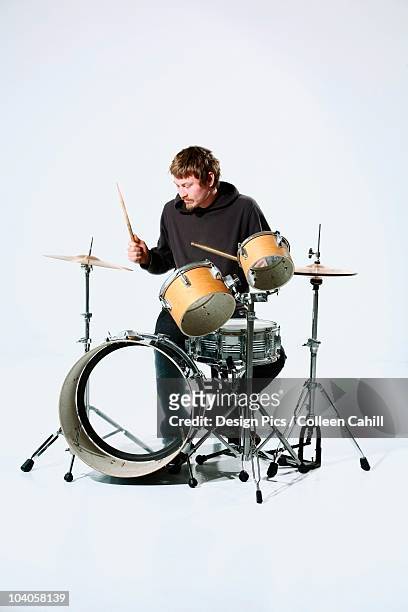 a young man playing the drums - ドラム ストックフォトと画像