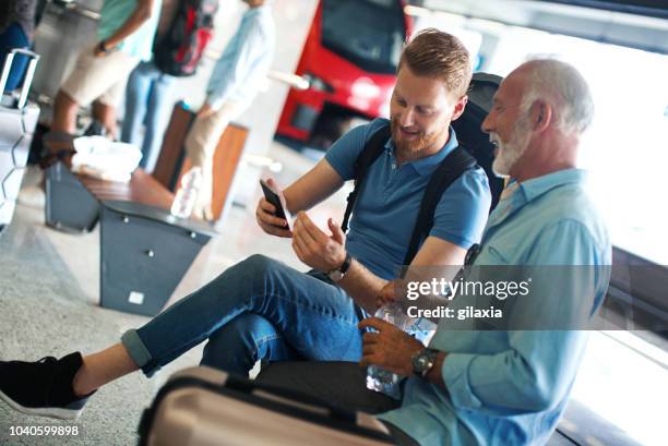 inconnus à une gare. - individu étrange photos et images de collection